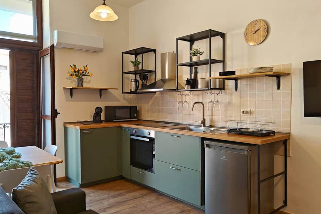Cucina moderna e piena di luce, perfetta per cucinare e condividere momenti speciali. Troverai tutto il necessario: elettrodomestici funzionali, utensili completi, stoviglie, macchina del caffè e tanto spazio per dare sfogo alla creatività in cucina.