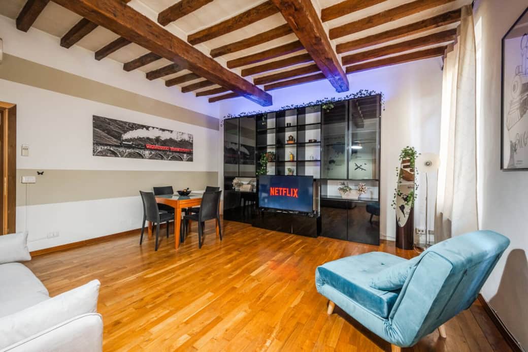 Sei nel salotto, il divano ti accoglie comodamente mentre la TV da 55 pollici si accende. Netflix è pronto a regalarti una serata di puro relax, immerso nella tranquillità della stanza.