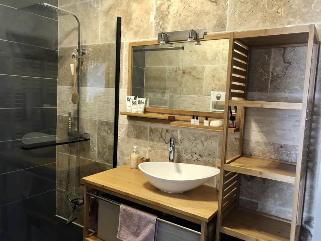 Salle d'eau en travertin