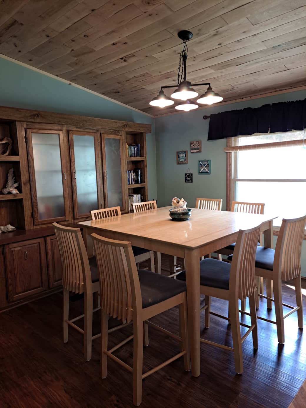 Enjoy a nice meal around the dining table that comfortably seats 8 people.