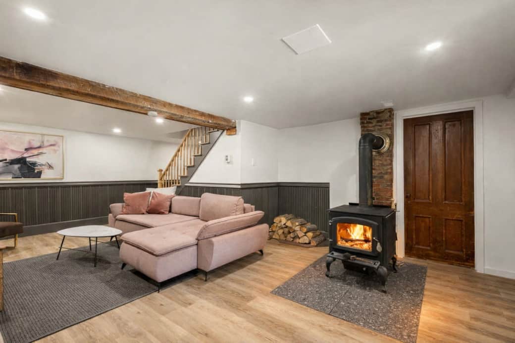 Salle familiale : foyer au bois, TV et accès au spa.  

Salle de baby-foot et salle de lavage adjacente.