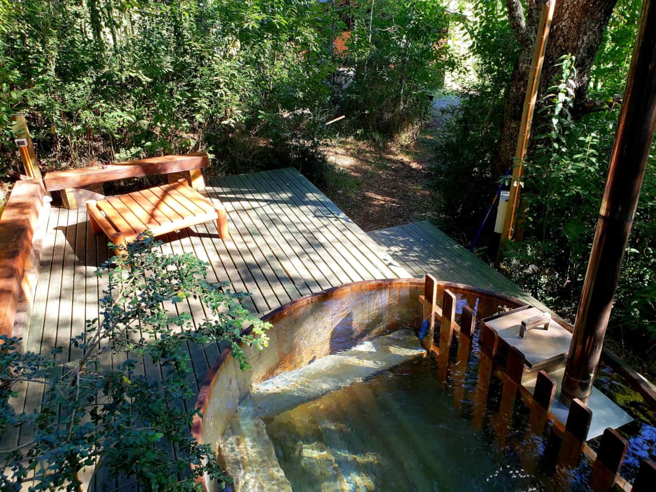 Tinas calientes en el bosque - Cabañas Domo Pucón ®