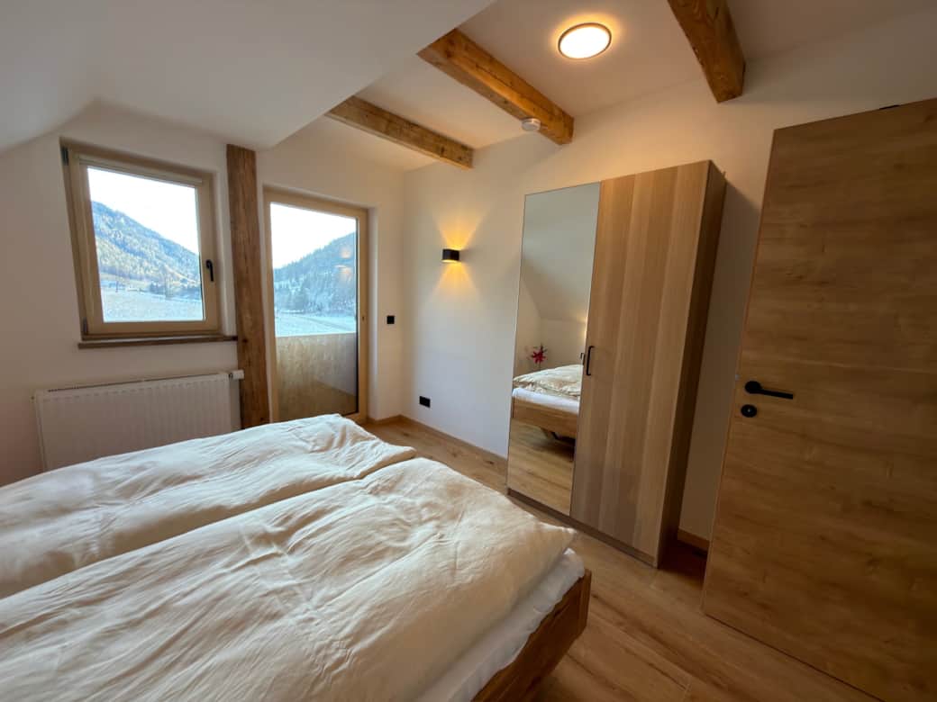 Kleines Penthouse Schlafzimmer mit wunderschönem Ausblick auf Wiesen und den Sonnenaufgang.