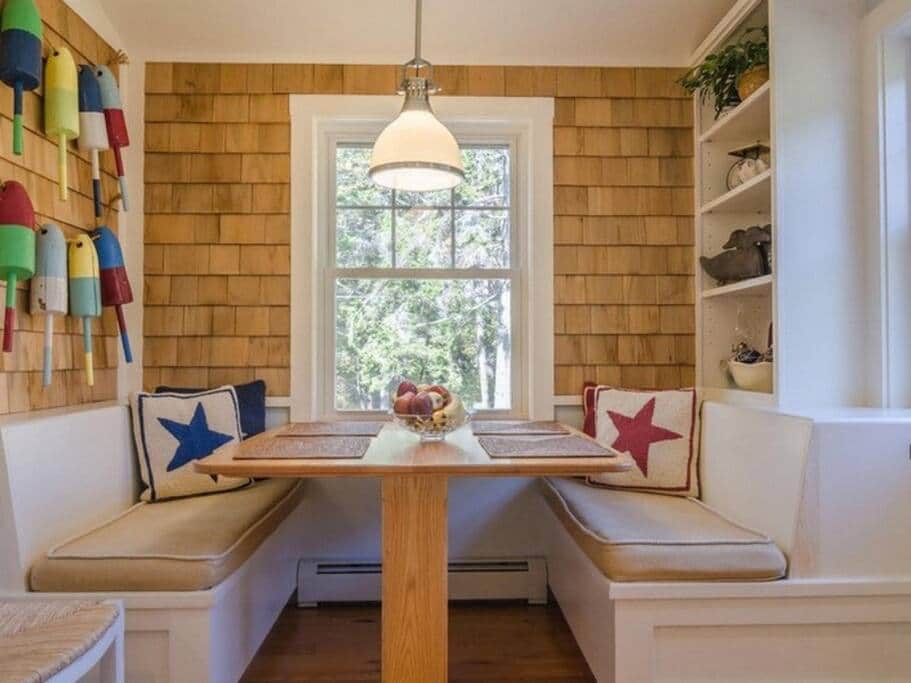 Cozy breakfast nook. Perfect for meals or gaming! Cozy breakfast nook. Perfect for meals or gaming!