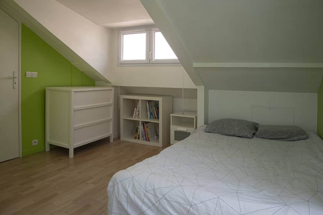 La deuxième chambre de l'étage dispose d'un lit double et d'un lit 1 personne et de nombreux rangements. La porte fenêtre donne sur un petit balcon surplombant la cour intérieure. 