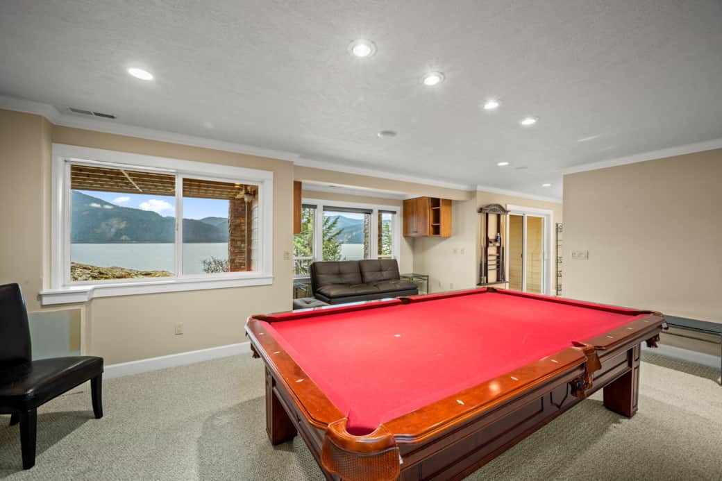 Pool room 