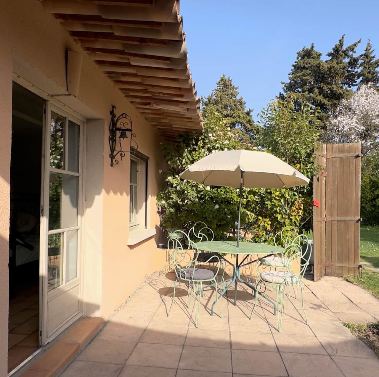 Terrasse grande famille ombre vue piscine plein pied parc jardin