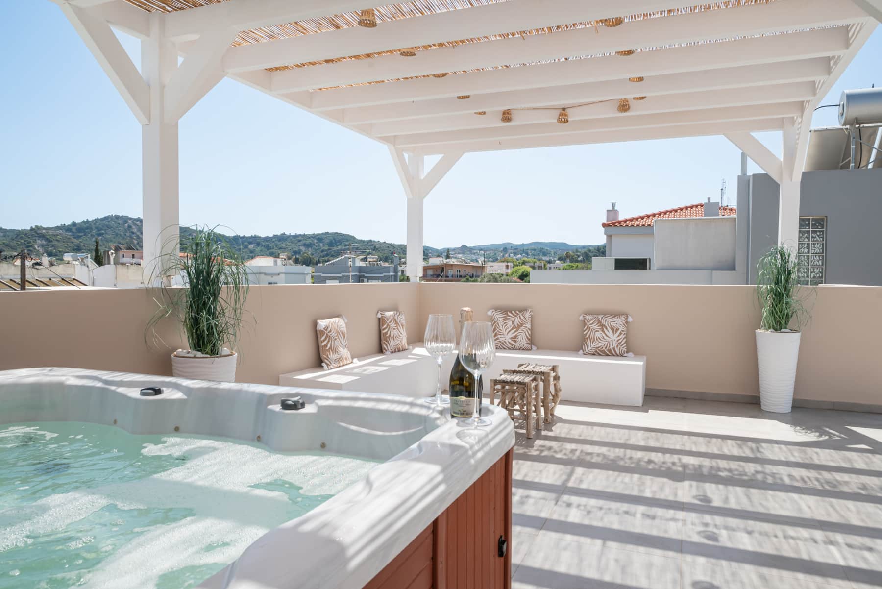 Rooftop jacuzzi van Villa Pastida in Pastida, Rhodos