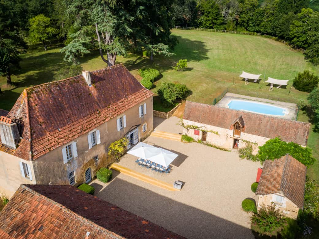 Détendez-vous au bord de notre piscine privée, une oasis étincelante entourée de verdure Détendez-vous au bord de notre piscine privée, une oasis étincelante entourée de verdure
