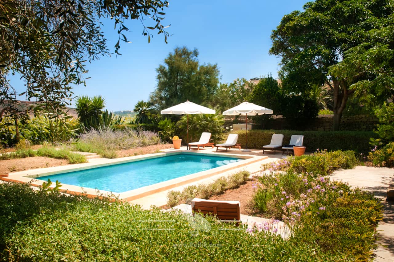 Magnificent 5 bedroom Farmhouse with Private Pool & Garden