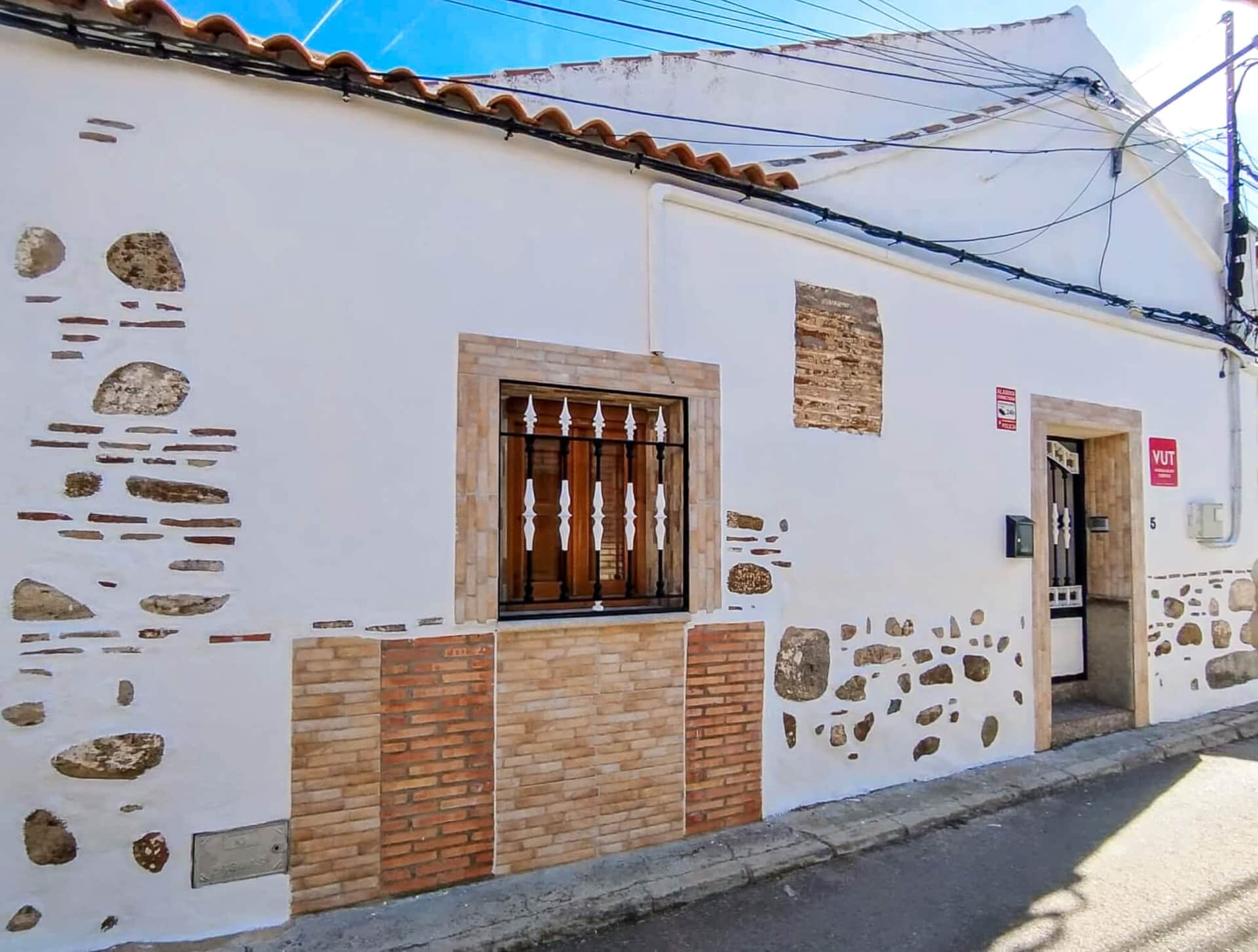 Fachada de La Casita de Ale en Polán, casa rural cerca de Toledo y Puy du Fou