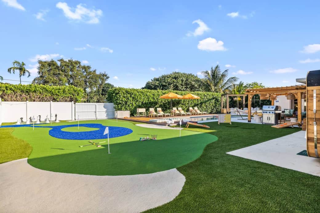 Miniature Golf | Patio | Pool
@lynx.escape