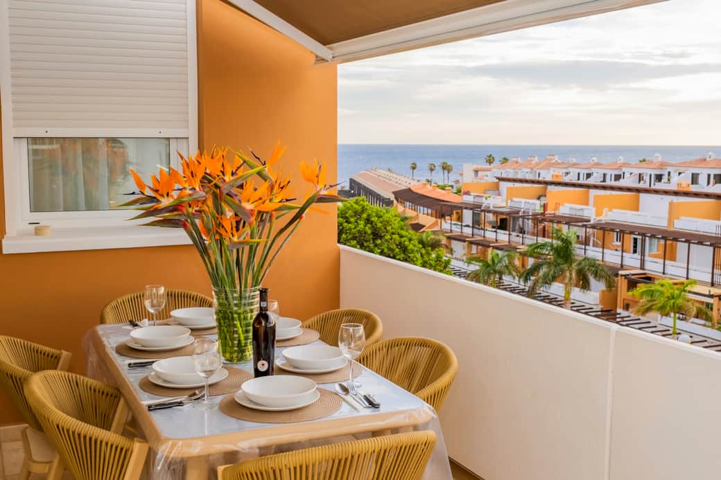 La terraza, con vistas al mar, a los campos de golf y al Teide.