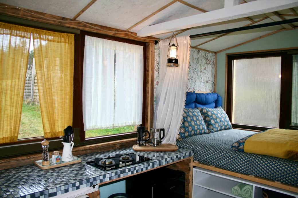 Bett und Küchenzeile