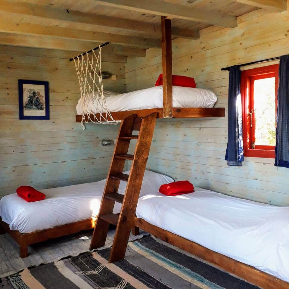 cabane bleue avec 3 lits separes cabane bleue avec 3 lits separes