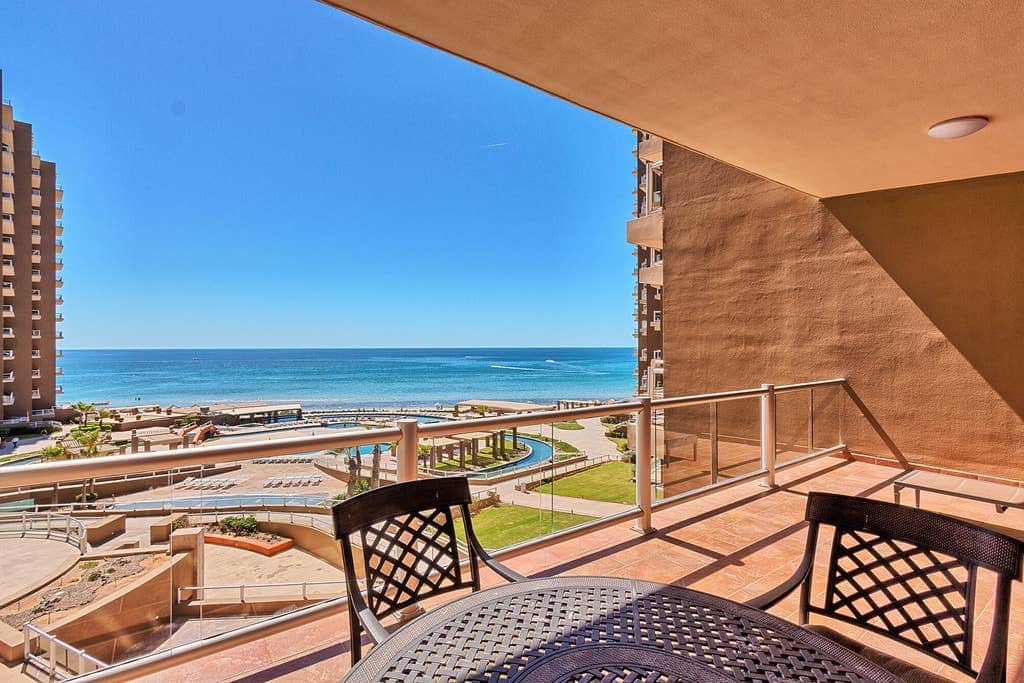 Low Floor Close to the Pools
