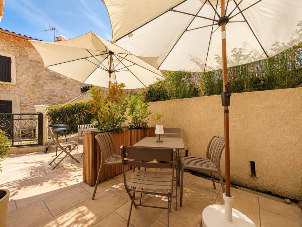 Une terrase pour Casa di Babbò 2 & 3 équipé de 2 barbecues et 2 espaces repas.