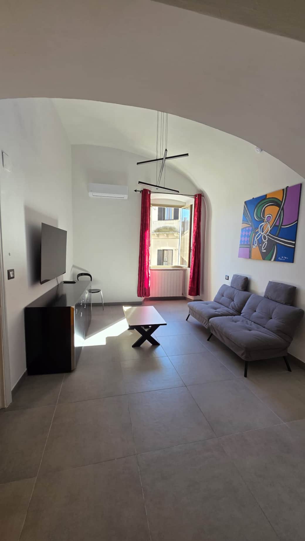Soggiorno minimalista, con divano letto ad Agli Archi Eco House per un soggiorno salubre e comodo