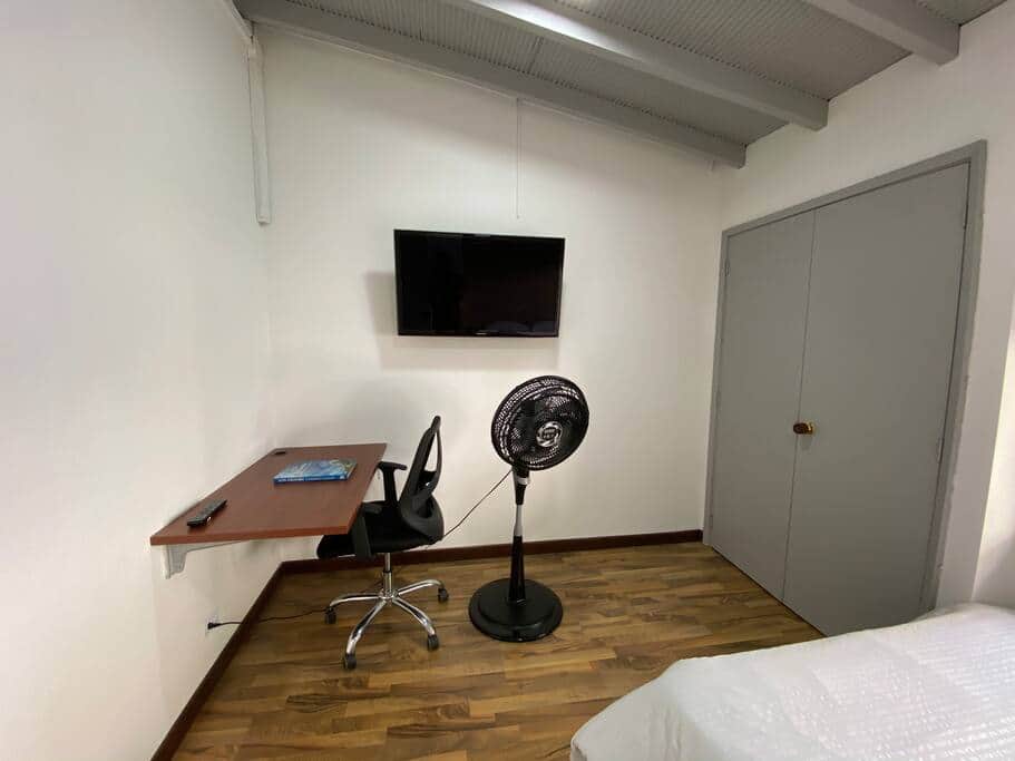 Habitación con escritorio y TV Medellín A105