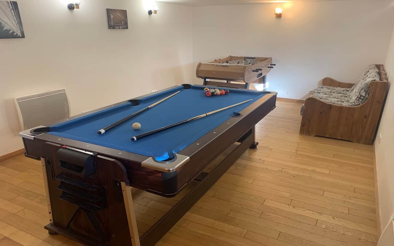 Salle de jeux — billard, air hockey et baby-foot au Chalet Mont Milo
