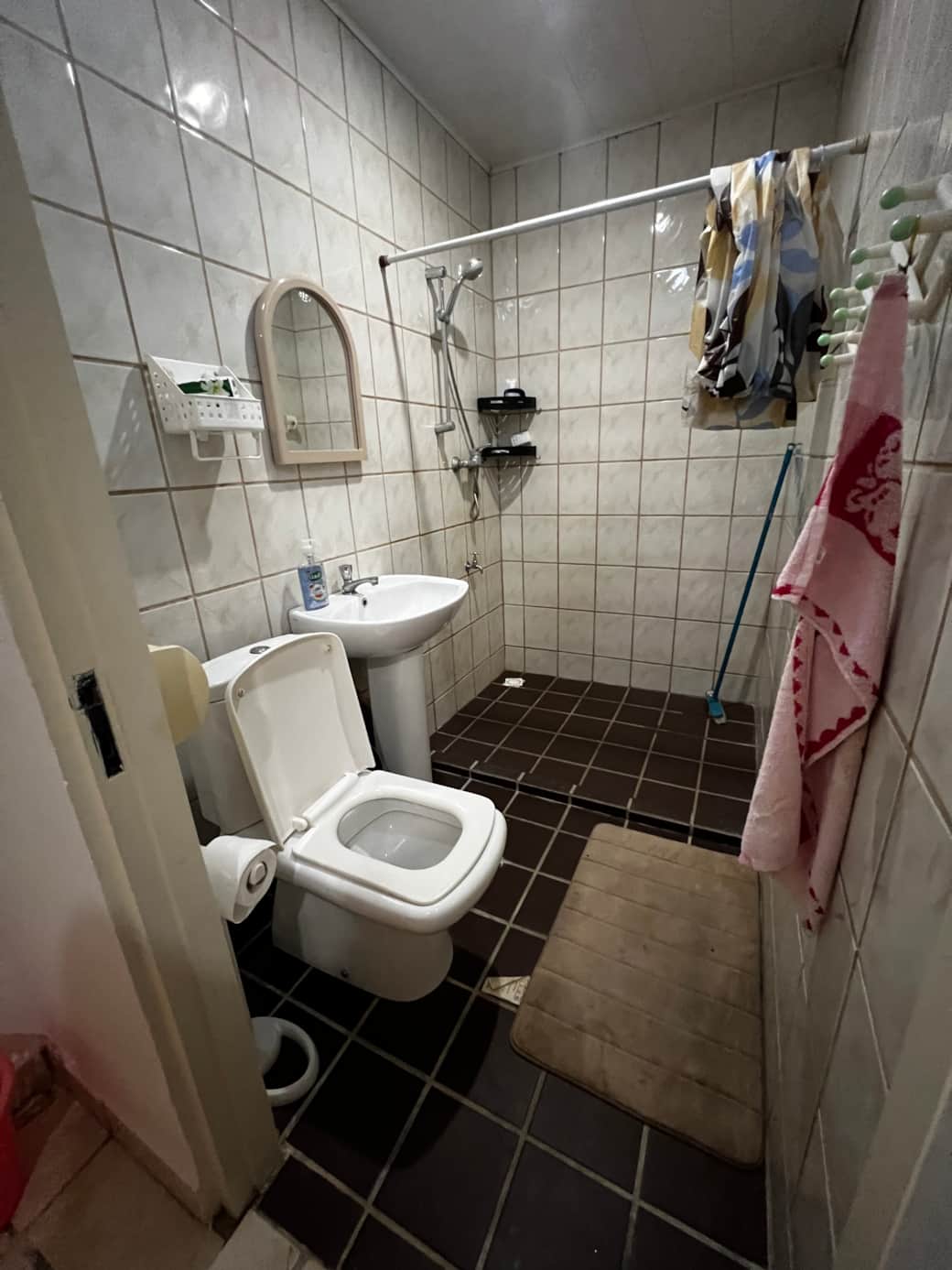 Full Bathroom 1