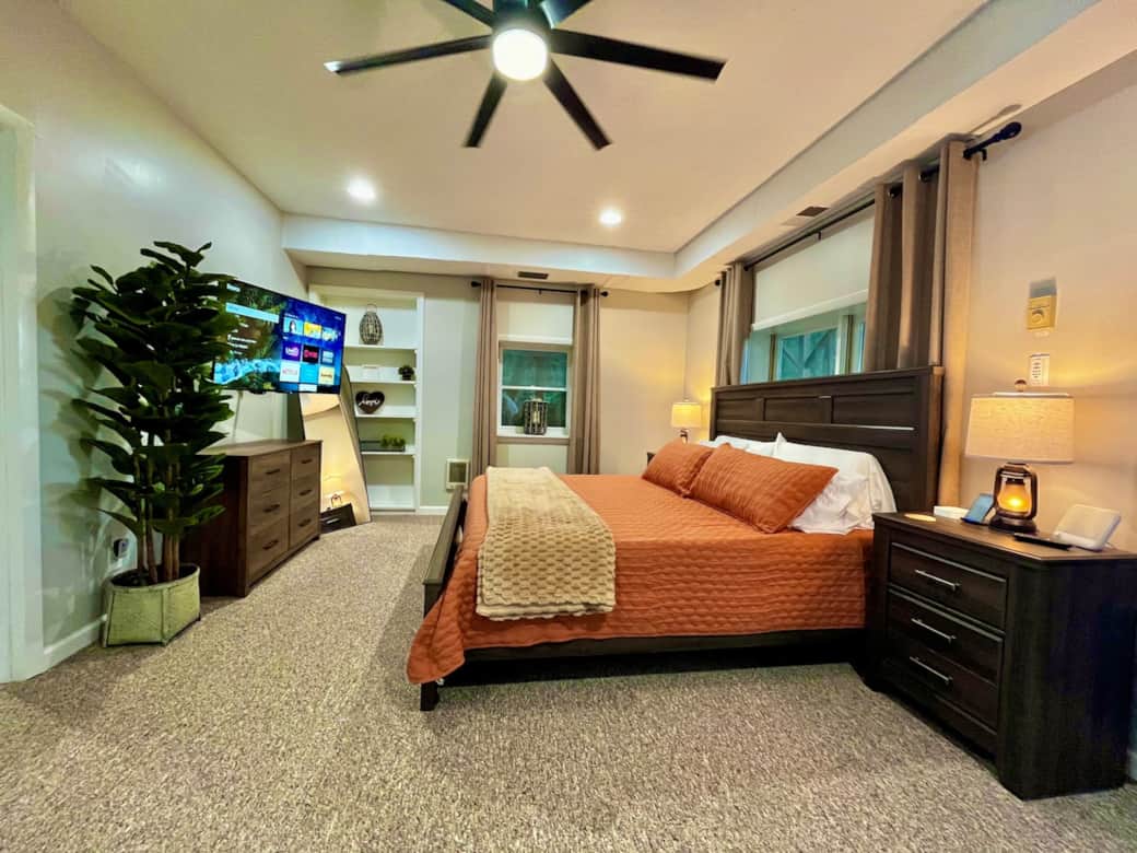 The king size bed sleeps very comfortably. Choose either a cooling memory foam pillow or plush luxur