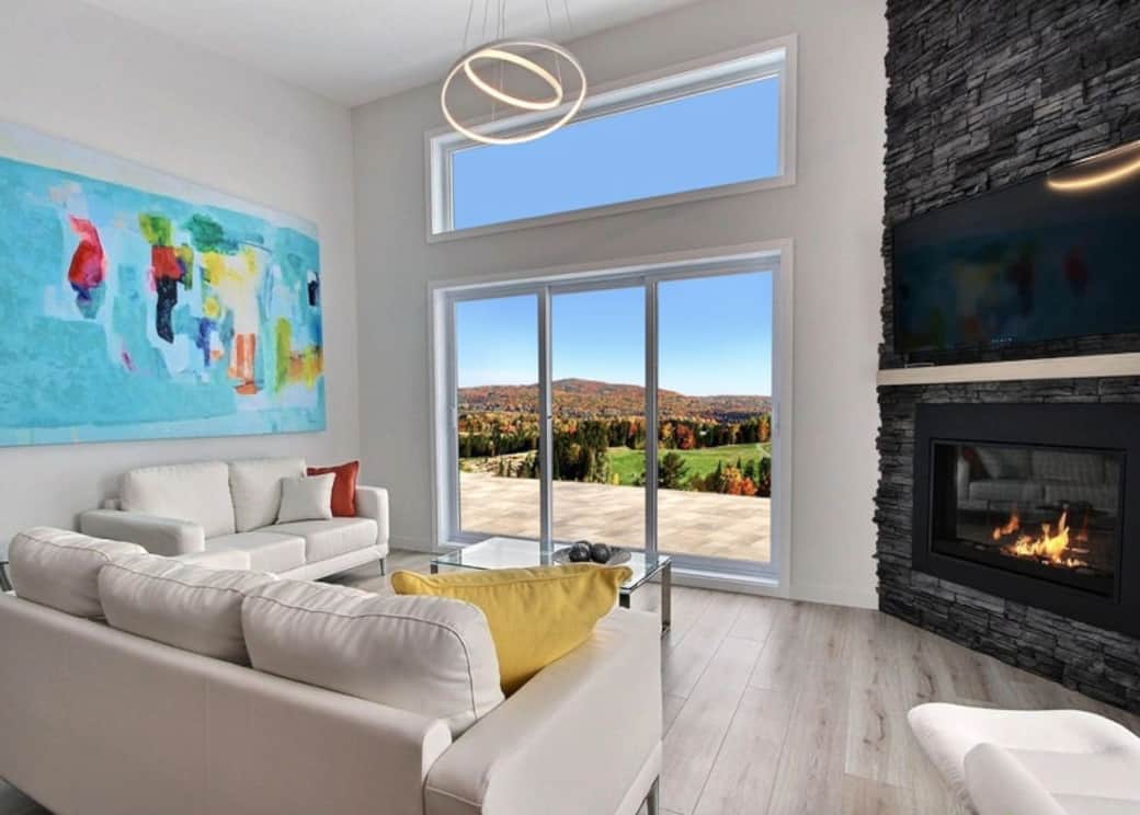 Situé à flanc de montagne, Le Sommet du Golf avec SPA est l’endroit rêvé pour un séjour mémorable en pleine nature. Ce condo allie confort et modernité. Une abondance de lumière naturelle baigne les aires de vie. 