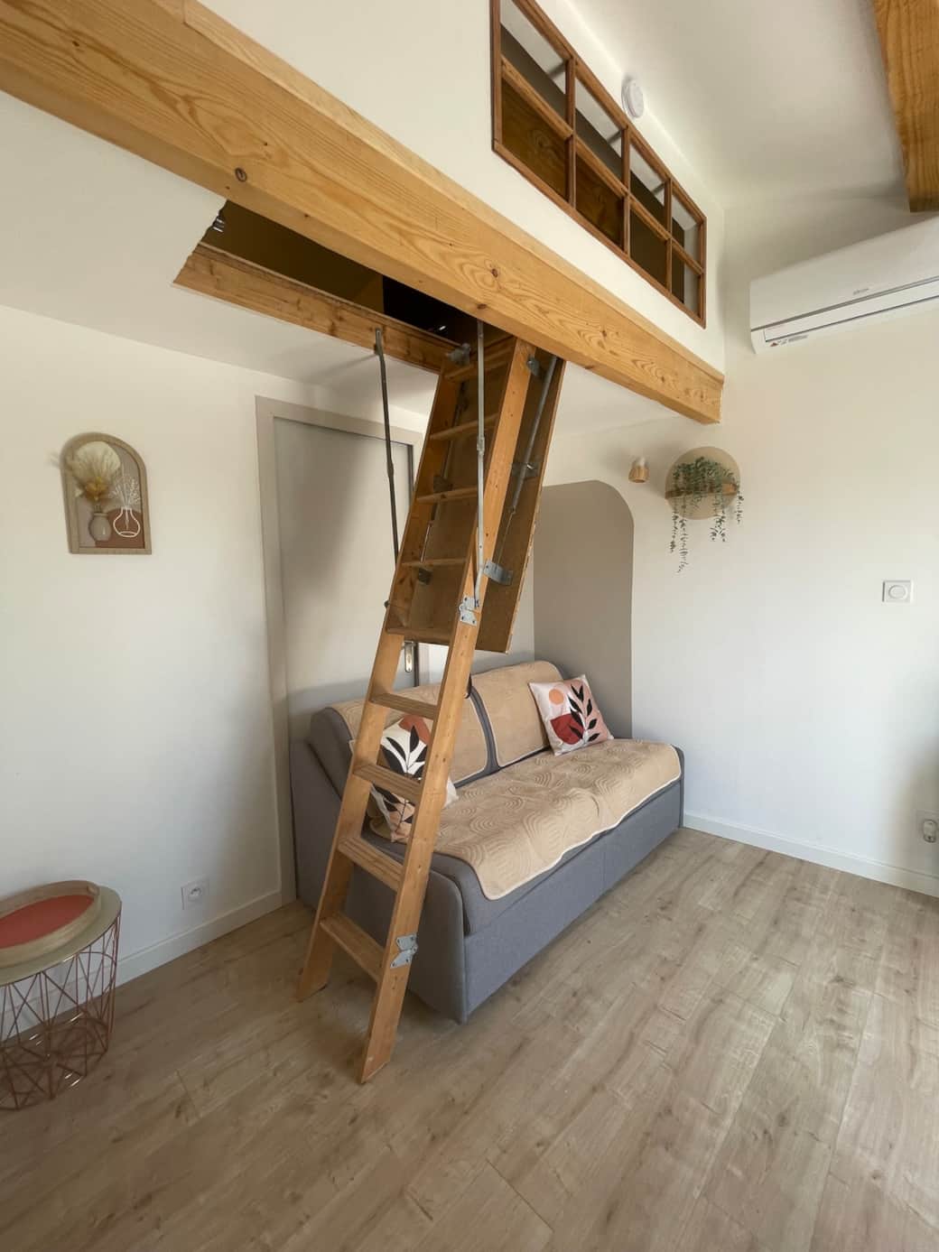 Mezzanine accessible par escalier escamotable (lit double et TV à l'étage). Attention on ne tient pas debout dans la mezzanine.