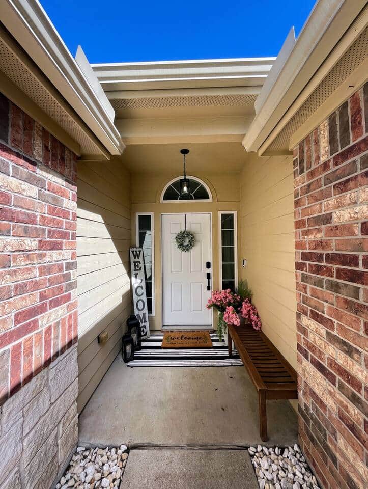Inviting porch equipped with a smart lock for keyless and contactless entry! Inviting porch equipped with a smart lock for keyless and contactless entry!
