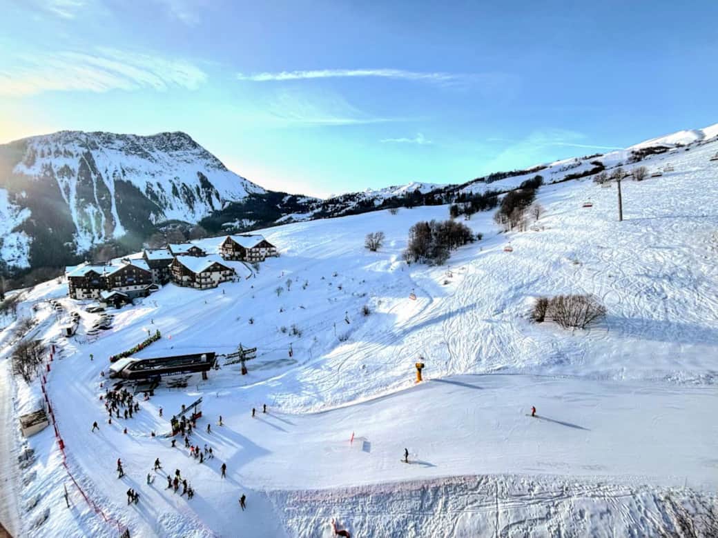 Vue du balcon en hiver. Piste verte qui vient du front de neige en bas. Ski in/ski out