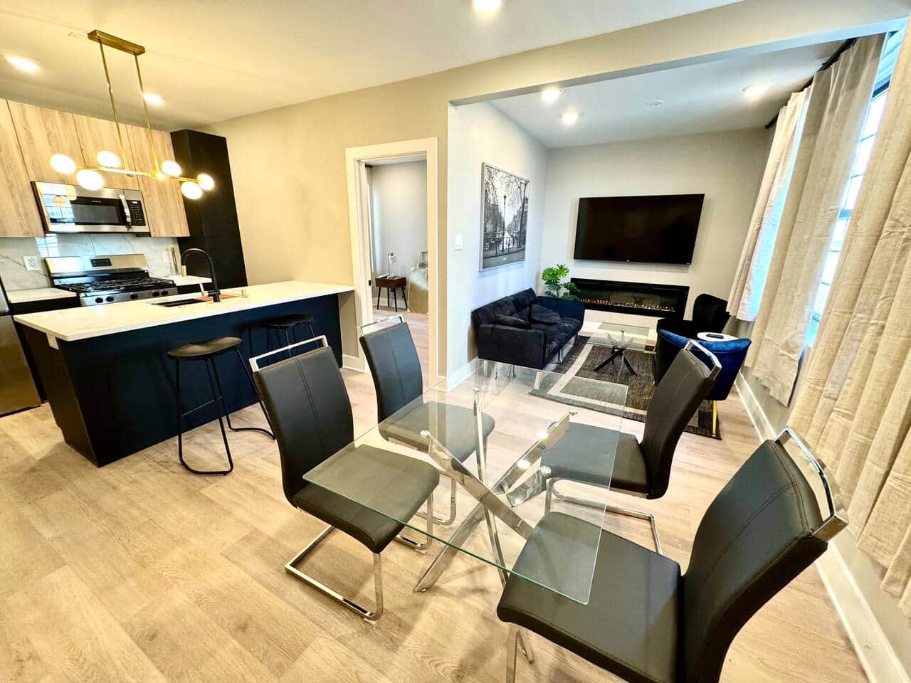 Dining room with four chairs