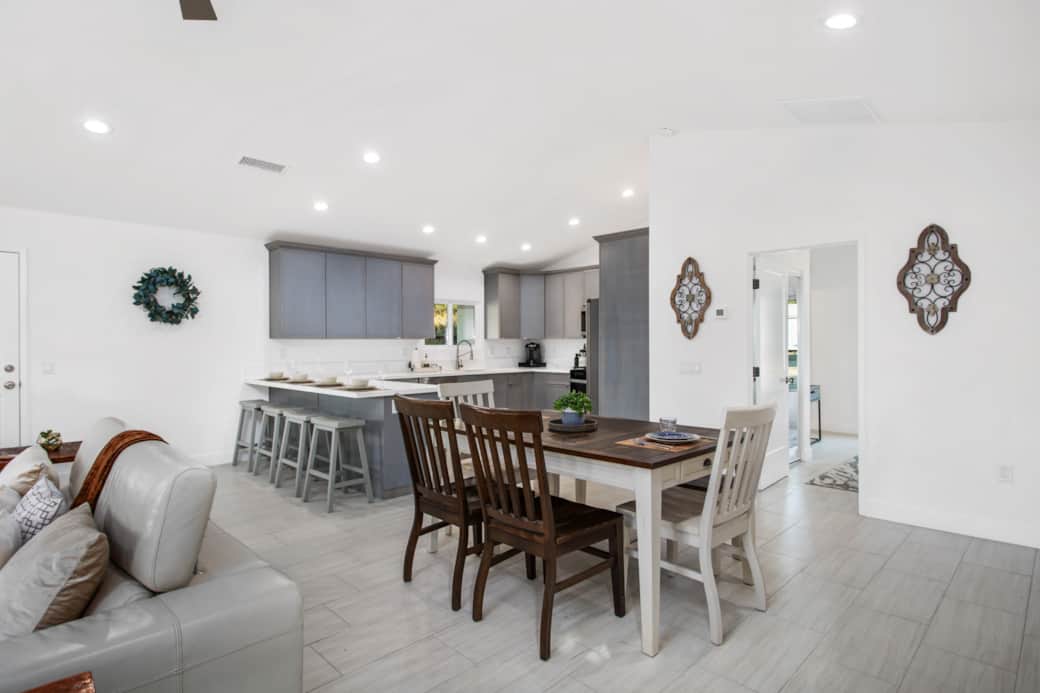 Dining Table Seats 6/Counter 4