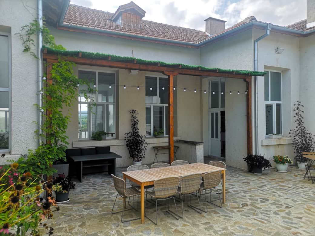 Villa 1931 Outdoor BBQ area seating