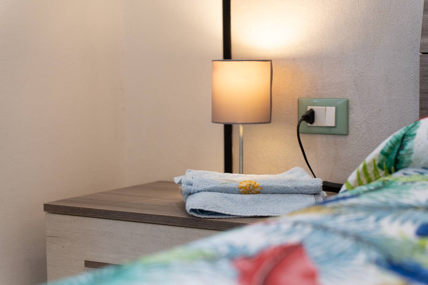 Dettaglio Camera matrimoniale - presa vicino al letto