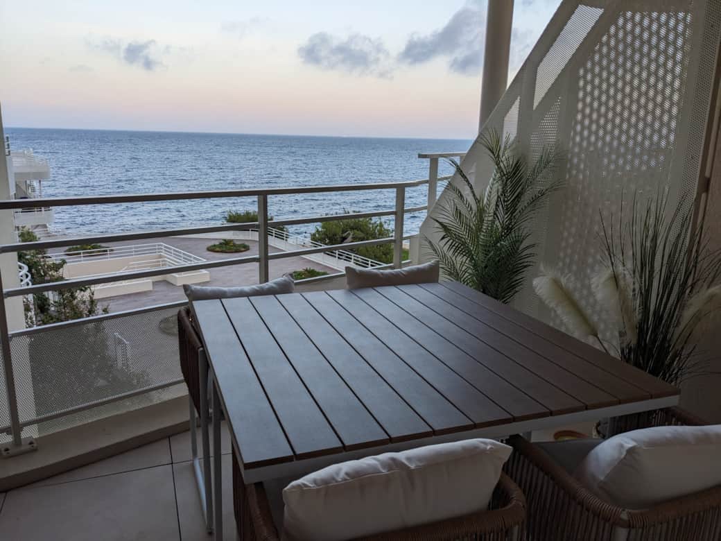 espace repas sur le balcon face à la mer