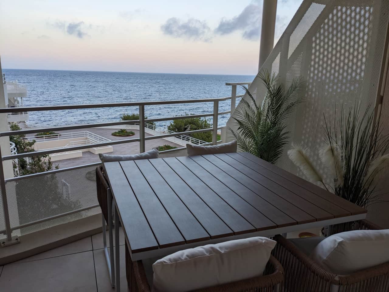 espace repas sur le balcon face à la mer