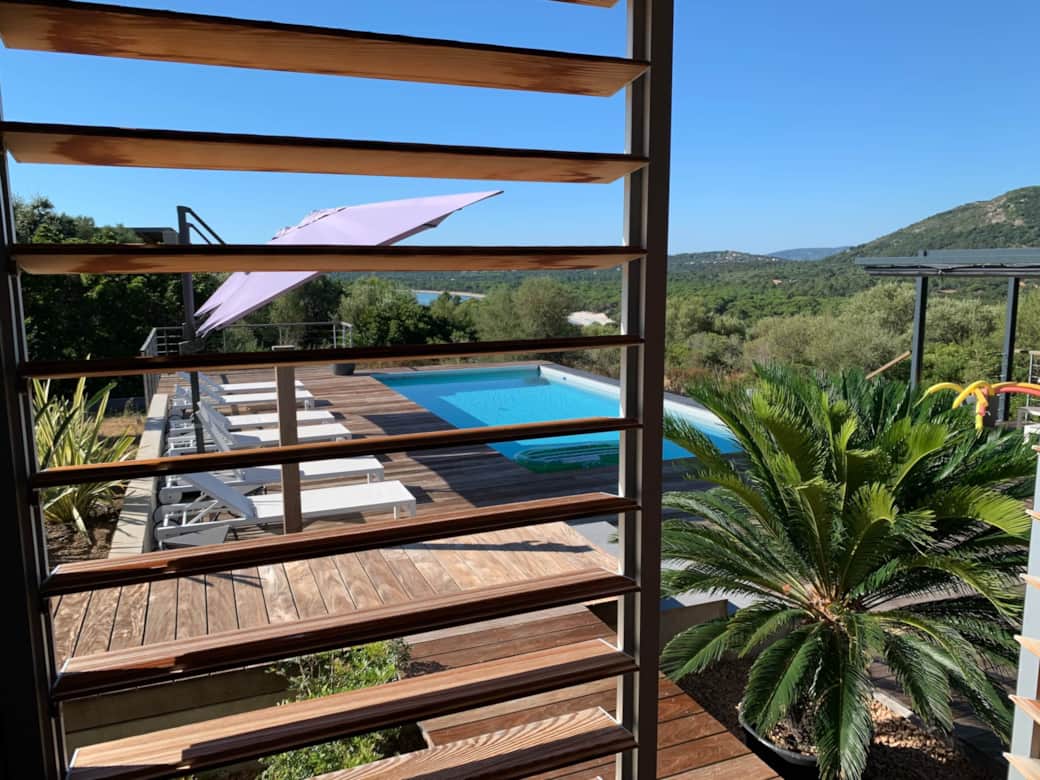 Piscine et bains de soleil.