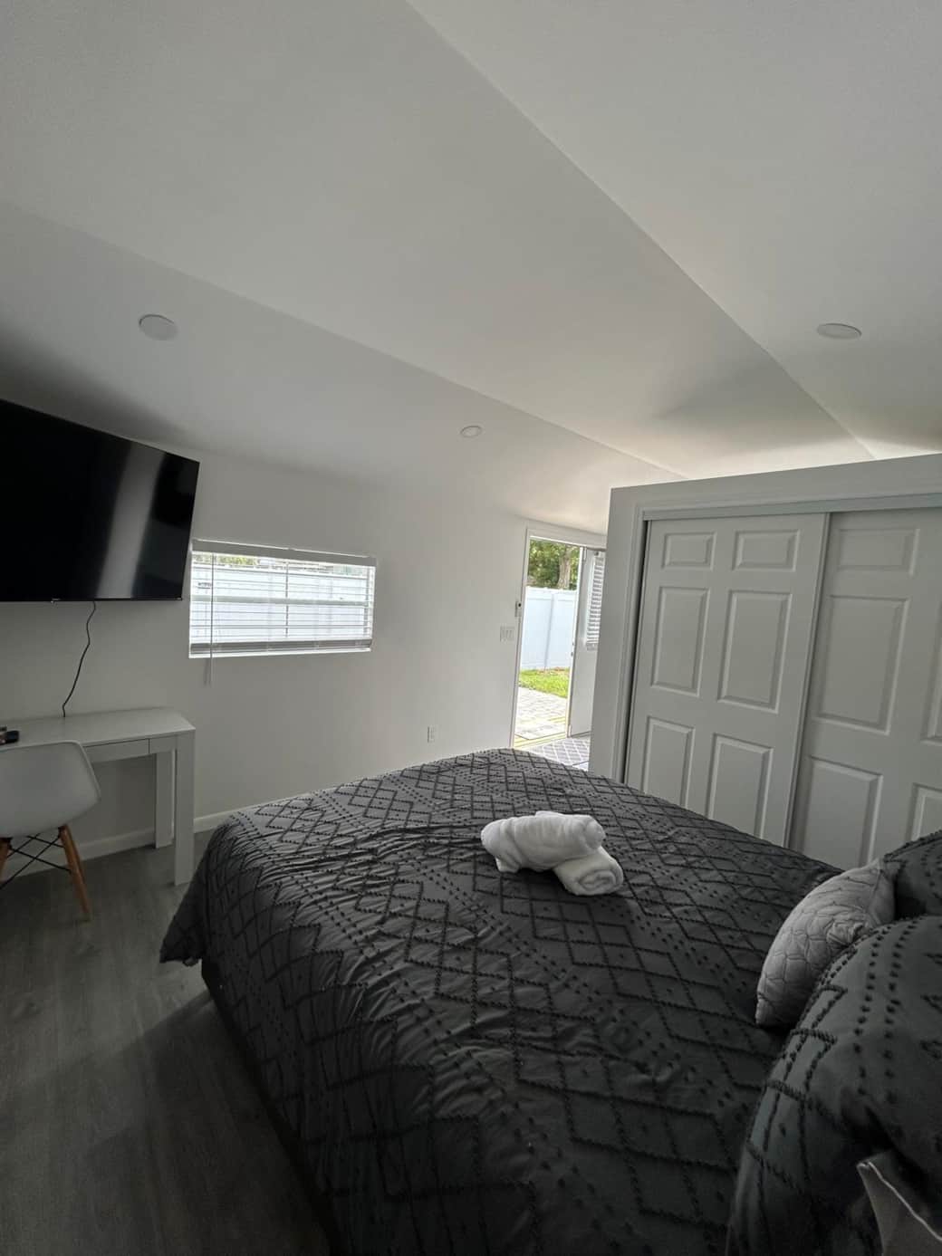 Bright studio with Smart TV & workspace for a cozy stay. Lakeland, FL Bright studio with Smart TV & workspace for a cozy stay. Lakeland, FL