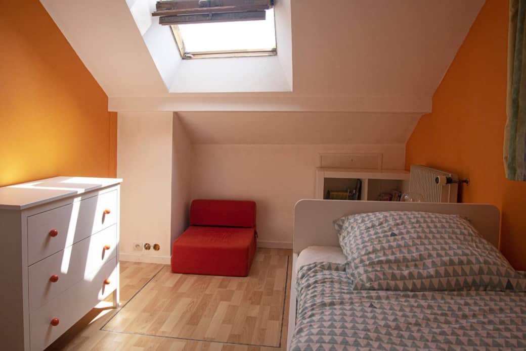 Cette première chambre de l'étage accueil un lit 1 personne, ainsi que de nombreux rangements. 