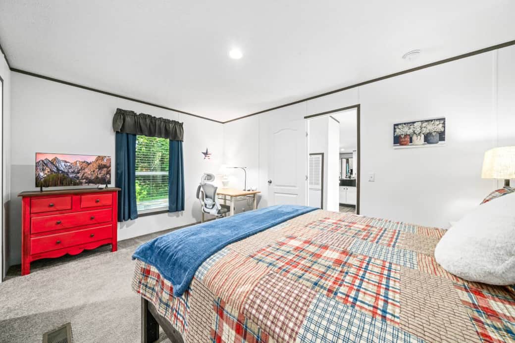 Bedroom 1 (Queen)