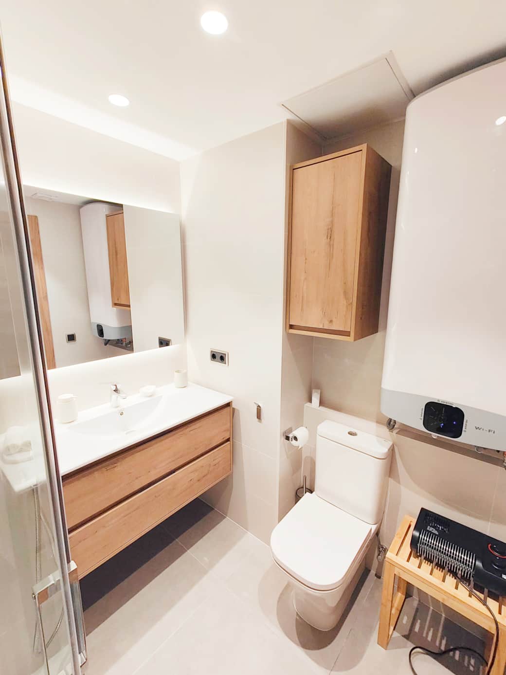 Baño con calentador de agua eléctrico