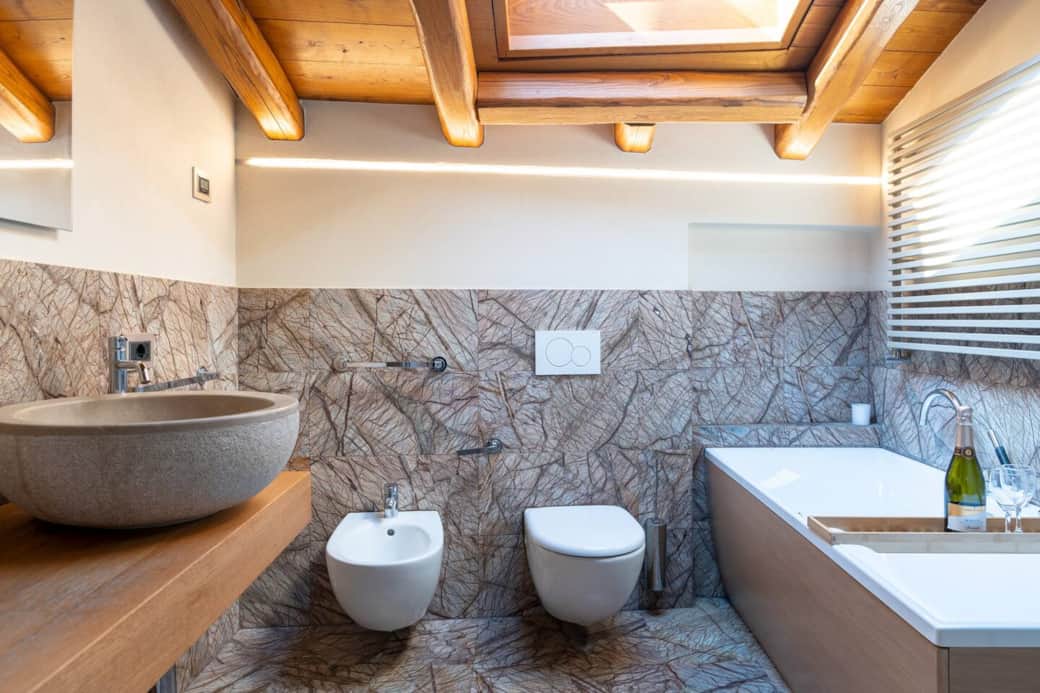 Fantastico bagno sul piano della camera matrimoniale. 
Rivestimento in marmo indiano, doccia, vasca idromassaggio: 
Stile davvero unico !