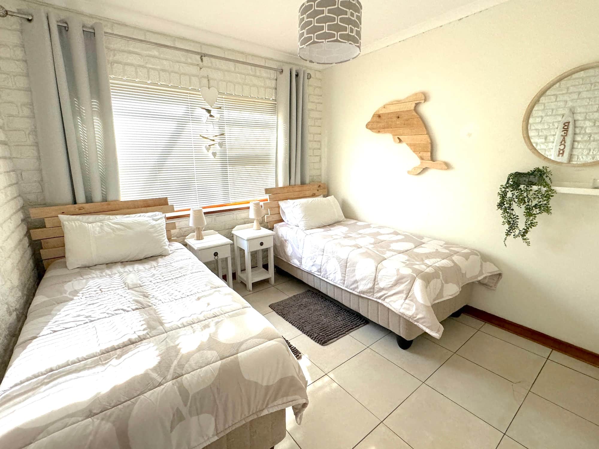 Dolphin Room - Twin beds