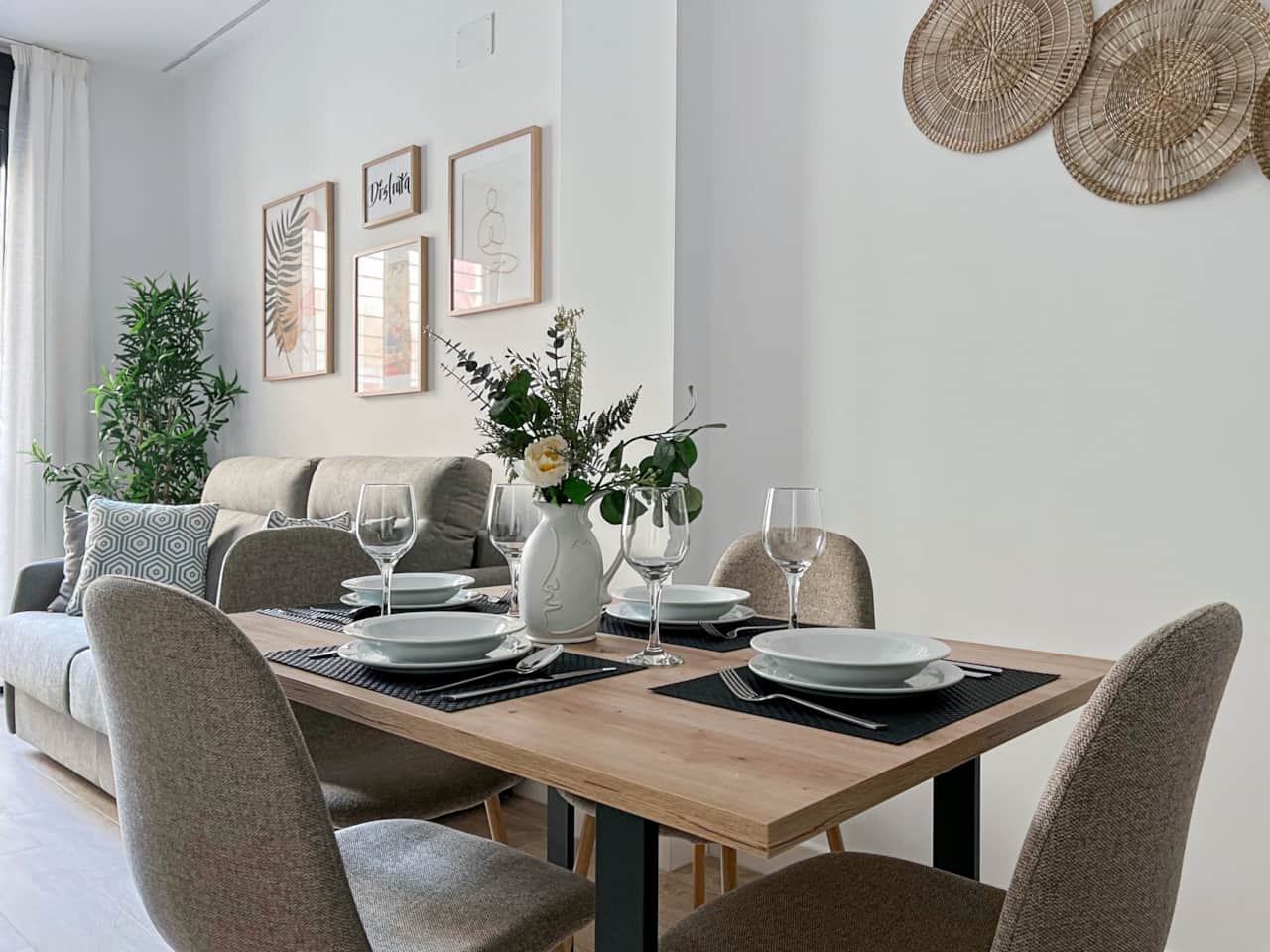 El salón dispone de mesa y sillas de comedor para que puedas comer en casa si te apetece.