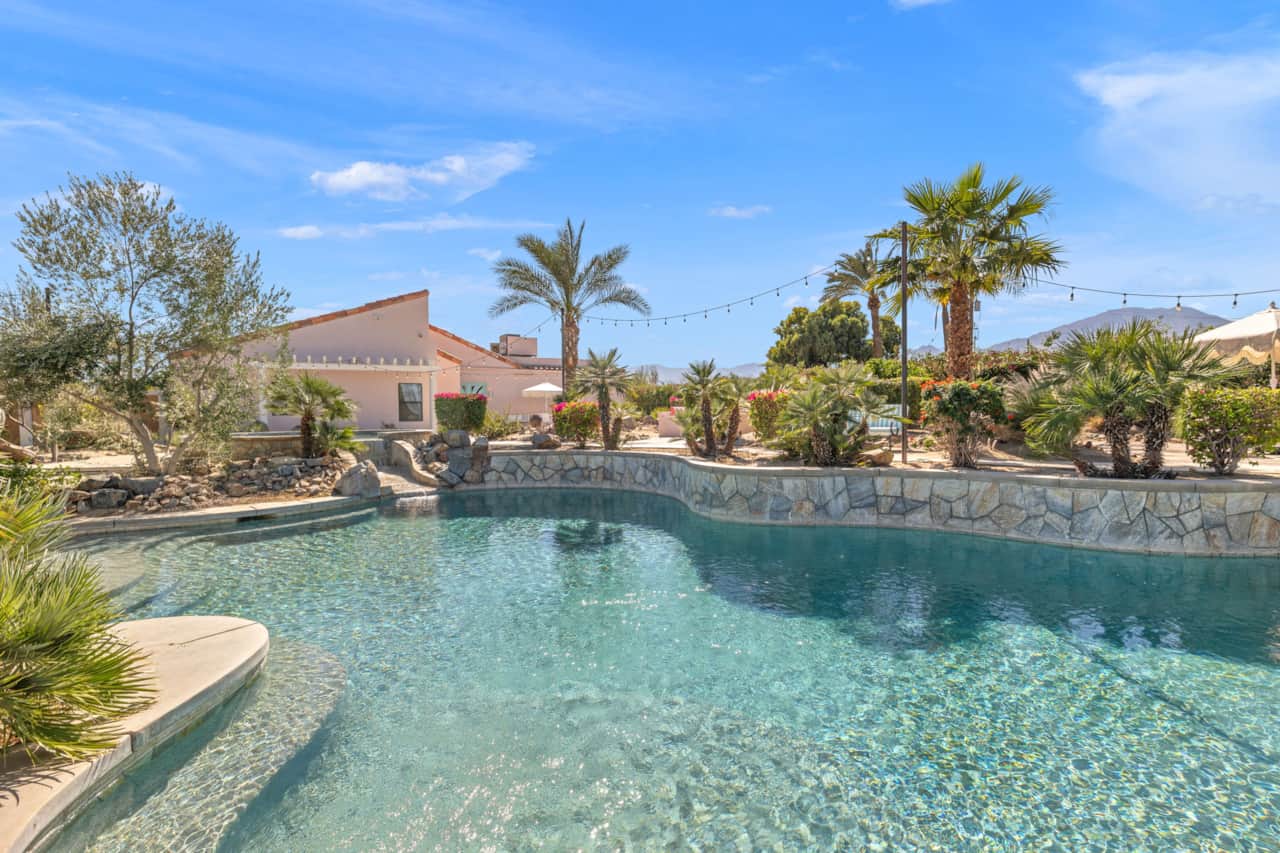 Splash into paradise - the ultimate oversized pool for your group getaway