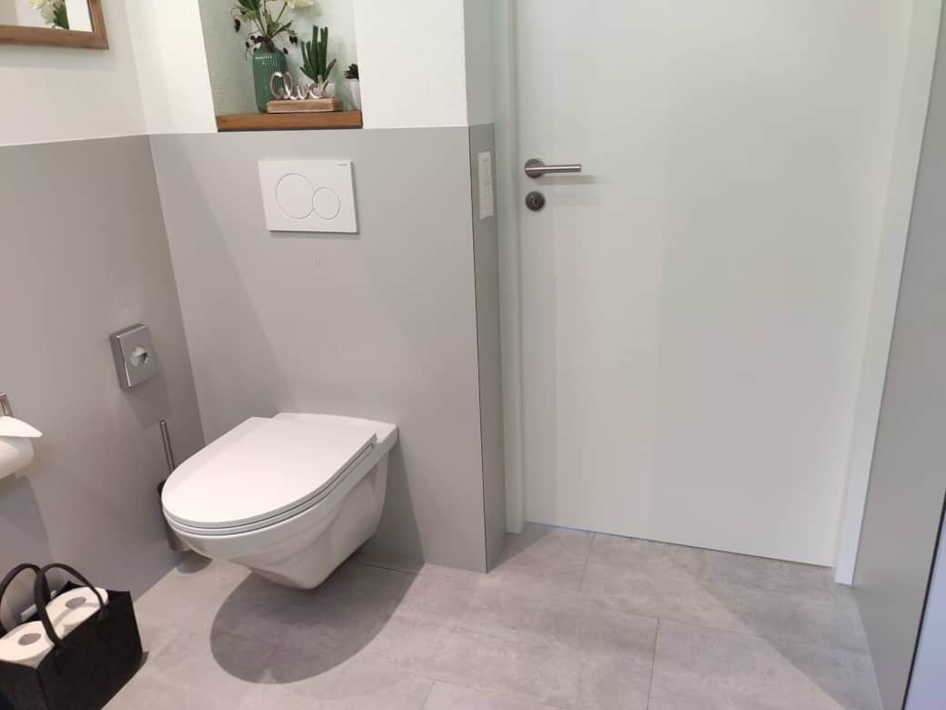 Im Bad öffnet die Tür nach außen,   Rollstuhlbereich neben dem WC.