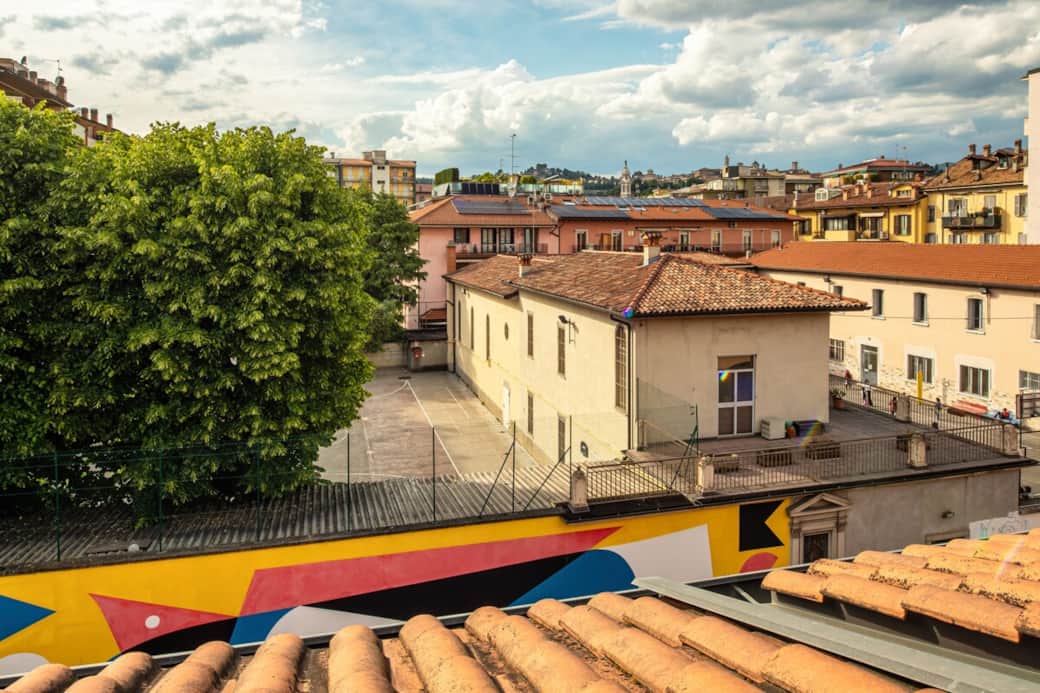 Inizia la giornata al meglio: la terrazza privata offre uno spazio esclusivo per fare colazione all'aperto, circondati da una splendida vista che spazia sui tetti della città fino al fascino intramontabile di Città Alta.