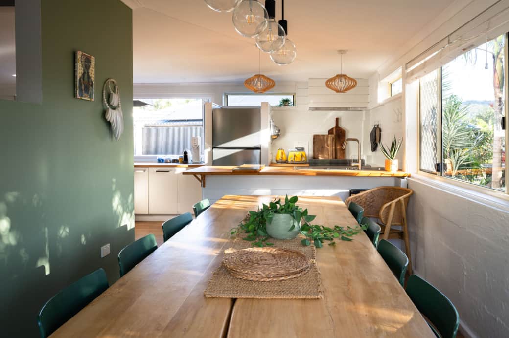 Indoor dining for 10 people and breakfast bar 