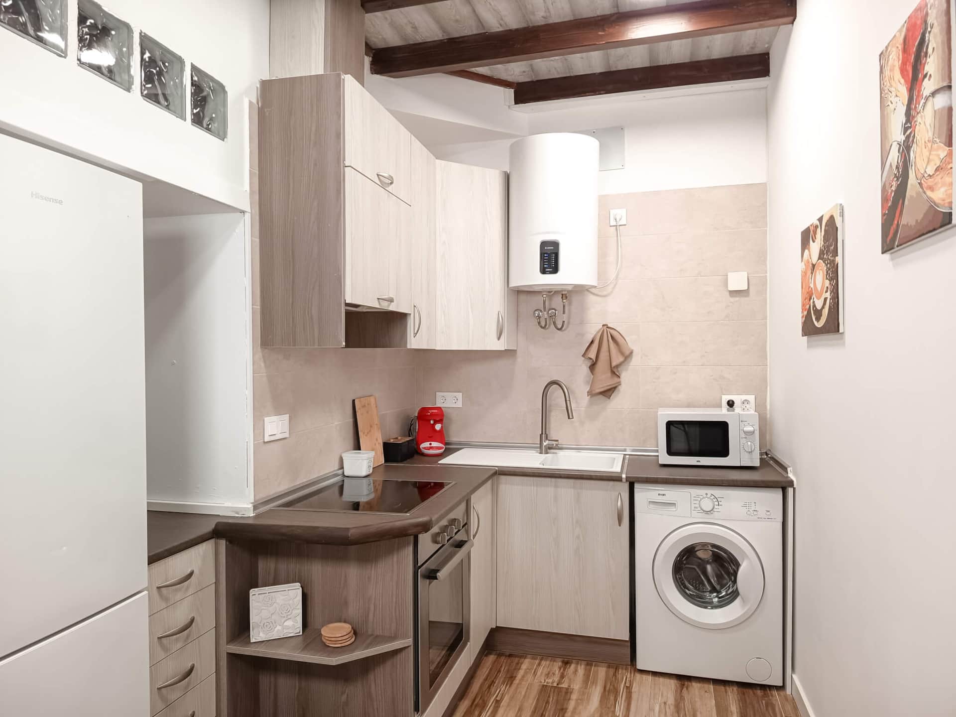 Cocina equipada de La Casita de Ale en Polán con electrodomésticos y zona funcional