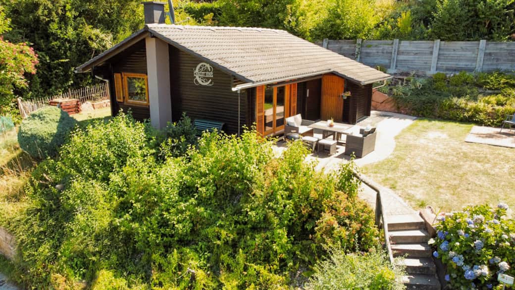 CHALET EINS mit Blick auf den Garten aus Süden